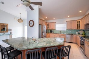 Frigorífic, microones, forn i placa de cuina 