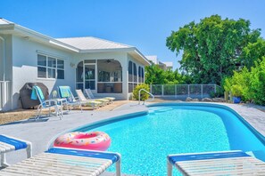 Outdoor pool - P40 - Premier 3 bedroom, 2 bathroom home with private pool and dockage. (Marathon)