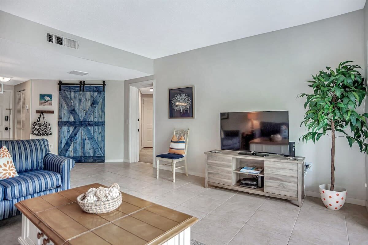 2 BR condo/Beach 5 min. walk/close to Westin