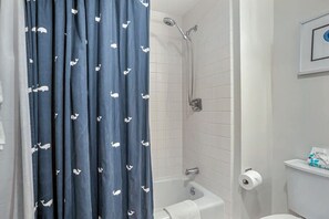 Een douche, een haardroger, handdoeken