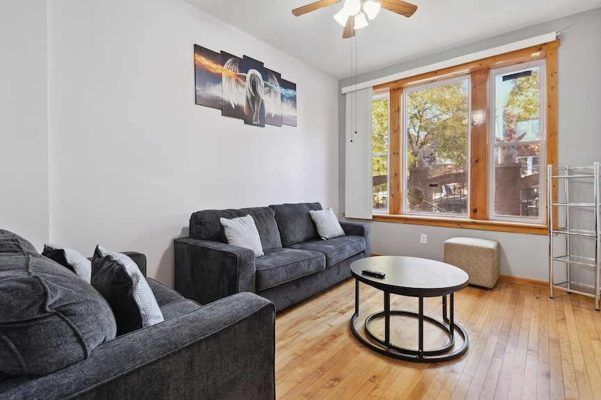 Chic Chicago Retreat (2-bedroom Home) By Redawning - Chicago, IL