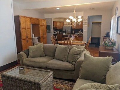 Cozy Pet Friendly Family Home- King Bed, Free Parking, Full Laundry and Wi-Fi