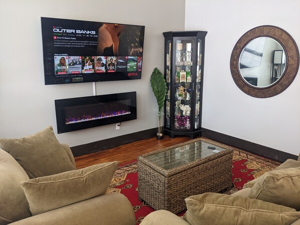 Smart-tv, een open haard en een kantoor