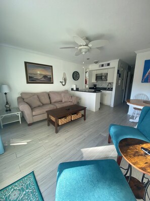Smart TV - Ocean Breezes; Relaxing Condo on the beach! Cute, clean condo, heated Pools! (Galveston)