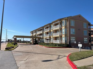 Exterior - Ocean Breezes; Relaxing Condo on the beach! Cute, clean condo, heated Pools! (Galveston)