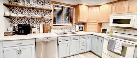 Jääkaappi, mikroaaltouuni, uuni, liesi