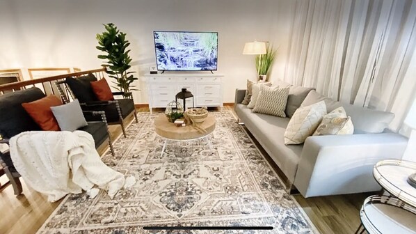 Smart TV, fireplace