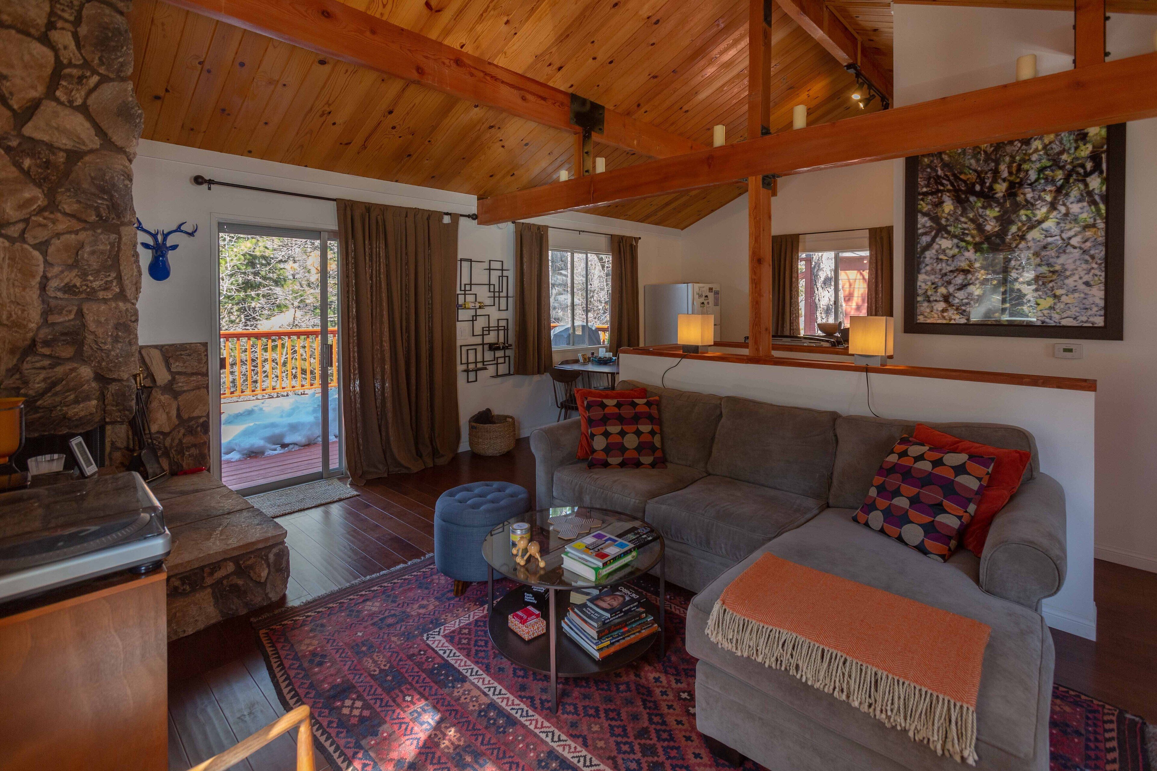 Smart-tv, een open haard en een dvd-speler