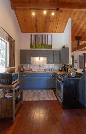 Fridge, microwave, oven, stovetop - Cozy Mountain Getaway in Arrowbear Lake, minutes from ski resorts. Pet-Friendly! (Running Springs)