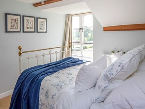 2 bedrooms, bed sheets - Sleeping three guests, this beautiful holiday home is ideal for a small family. (Bettiscombe, near Lyme Regis)