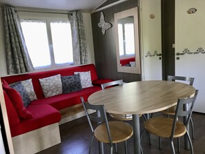 Dining - Mobilhome en Ardèche vue Imprenable sur les Montagnes, Animaux Acceptés (Les Vans)