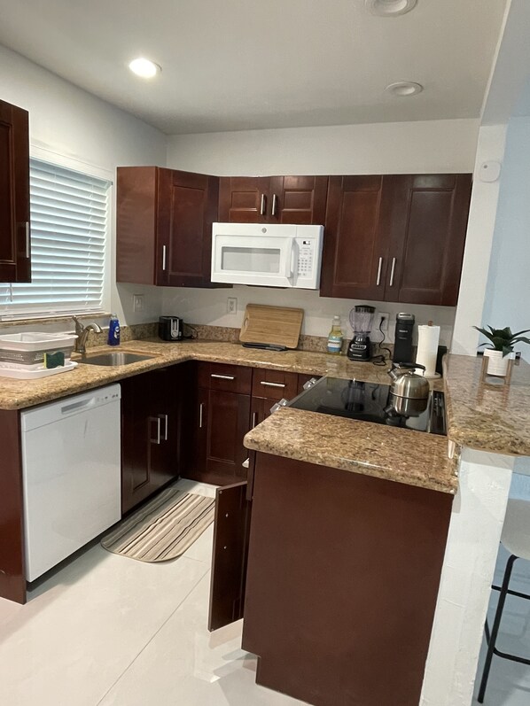 Fridge, microwave, oven, stovetop - Cozy Comfortable 2BR 1.5 Miles From The Beach, Close To Shops and Dining. (Fort Lauderdale)