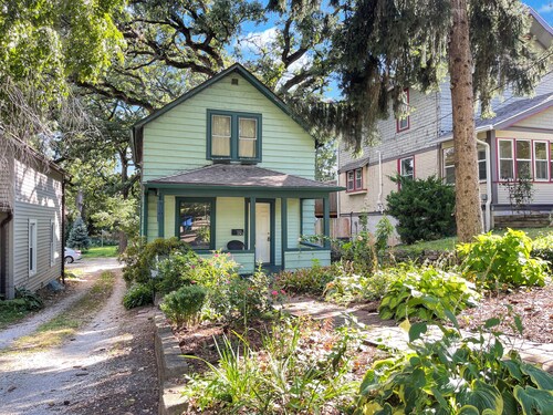2 Story House 2 blocks from Ingersoll<br>*Fenced in Patio <br>* Formal dining room<br>*Hardwood flooring<br>*Newly remodeled Kitchen <br>*Google Fiber Internet