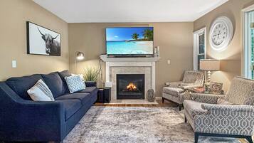 Smart-TV, Kamin, Arbeitsbereiche, Drucker