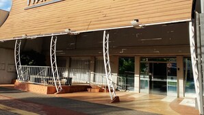 L’extérieur de l’hôtel Itaipu présente un design moderne, avec une enseigne bien visible et un espace d’entrée abrité.