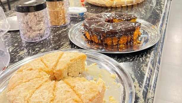 Un buffet de desserts où sont présentés divers gâteaux et pâtisseries.