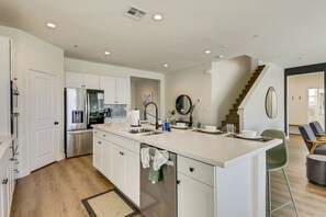 冰箱、微波炉、烤箱、炉灶