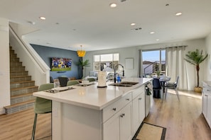 Fridge, microwave, oven, stovetop - Clost to Festivals, Golf, Sunshine, and more! (Coachella)