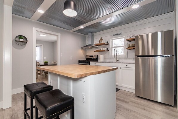 Fridge, microwave, oven, stovetop - Charming 2 bedroom, 2 bathroom home. (Willoughby)