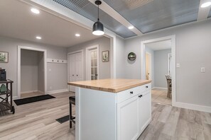 Interior - Charming 2 bedroom, 2 bathroom home. (Willoughby)