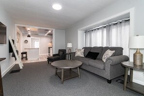 Smart TV - Charming 2 bedroom, 2 bathroom home. (Willoughby)