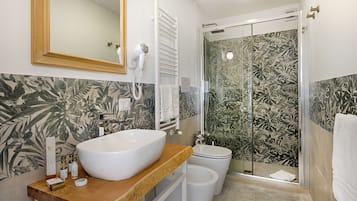Phòng Suite Superior, 1 giường cỡ king và sofa giường, hiên | Phòng tắm | Buồng tắm vòi sen, vòi sen phun mưa, đồ dùng nhà tắm miễn phí