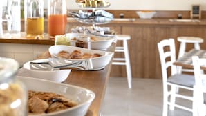 A breakfast buffet with various food items and beverages. - Itria Modica (Modica)