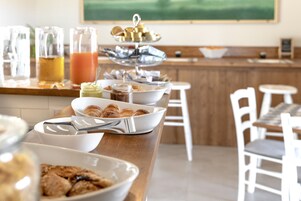 Een ontbijtbuffet met diverse gerechten en dranken.