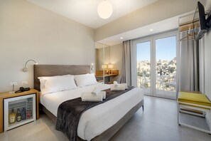 ألحفة محشوة بالريش وميني بار وخزنة داخل الغرفة ومكتب