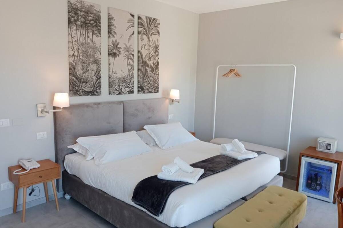 Rom – superior | Dundyner, minibar, safe på rommet og skrivebord