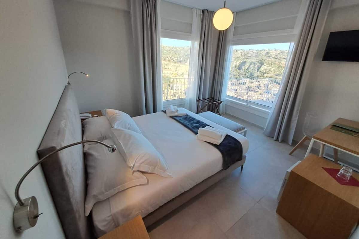 Camera Standard con finestra | 1 bedroom, down comforters, minibar, in-room safe