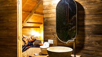 Deluxe-alpehytte | Badeværelse | Bruser, gratis toiletartikler, håndklæder