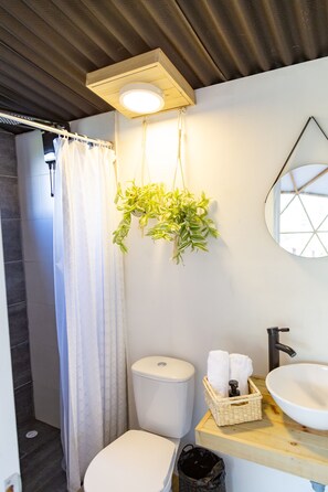 Panoramic-Suite, Bergblick | Badezimmer | Dusche, kostenlose Toilettenartikel, Handtücher