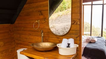 Deluxe Chalet | Bathroom | Shower, free toiletries, towels