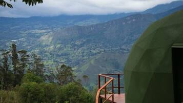 Suite panorámica, vista a la montaña | 1 habitación, ropa de cama de alta calidad, edredón y ropa de cama