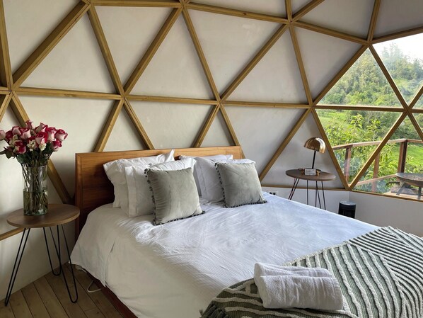 Suite panorámica, vista a la montaña | 1 habitación, ropa de cama de alta calidad, edredón y ropa de cama 