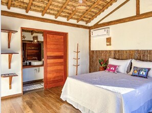 Blackout curtains, iron/ironing board, free WiFi, bed sheets - Pousada Luz do Trevo (Porto Seguro)