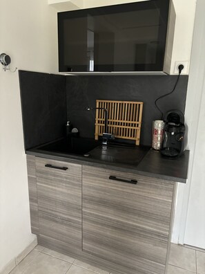 Een koelkast, een microgolfoven, een oven, een kookplaat