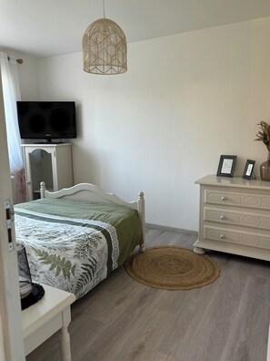 1 bedroom, travel crib, bed sheets - Hébergement Chez l Habitant (Saint-Martin-le-Beau)