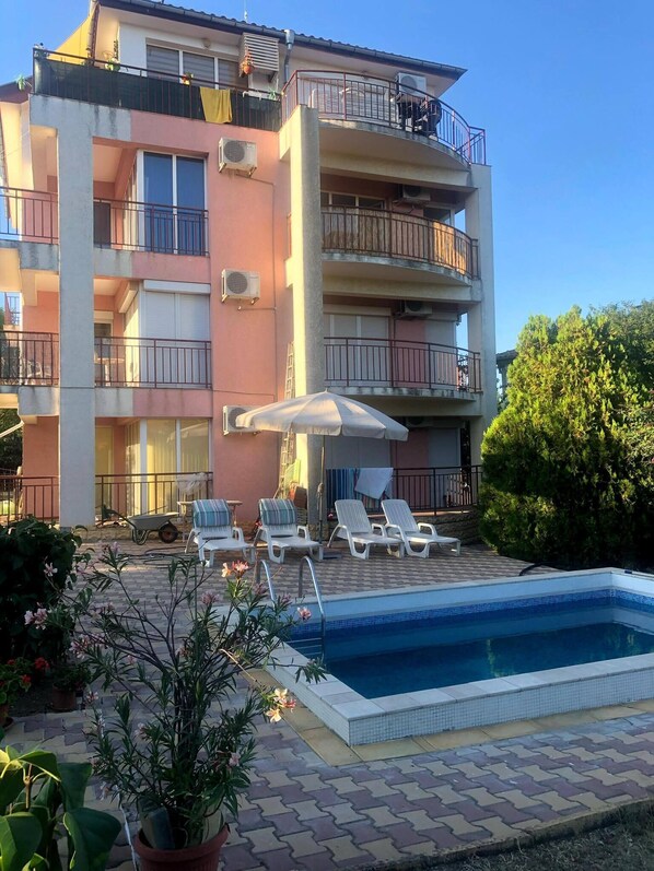 Outdoor pool - Poki Apartment - Bulgaria near Sunny Beach. Pet-Friendly. (Tankovo)