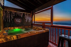 Outdoor spa tub - Million-Dollar Views✨ Hot Tub•Game Room•Near Dolly (Sevierville)