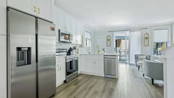 Kjøleskap, mikrobølgeovn, ovn og kokeplater