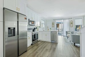 Jääkaappi, mikroaaltouuni, uuni, liesi