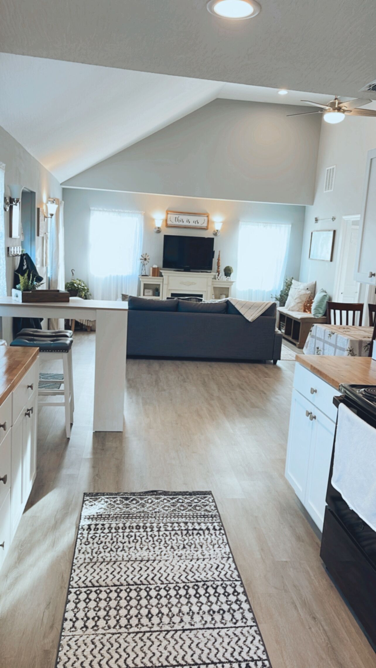 Una Smart TV, una chimenea