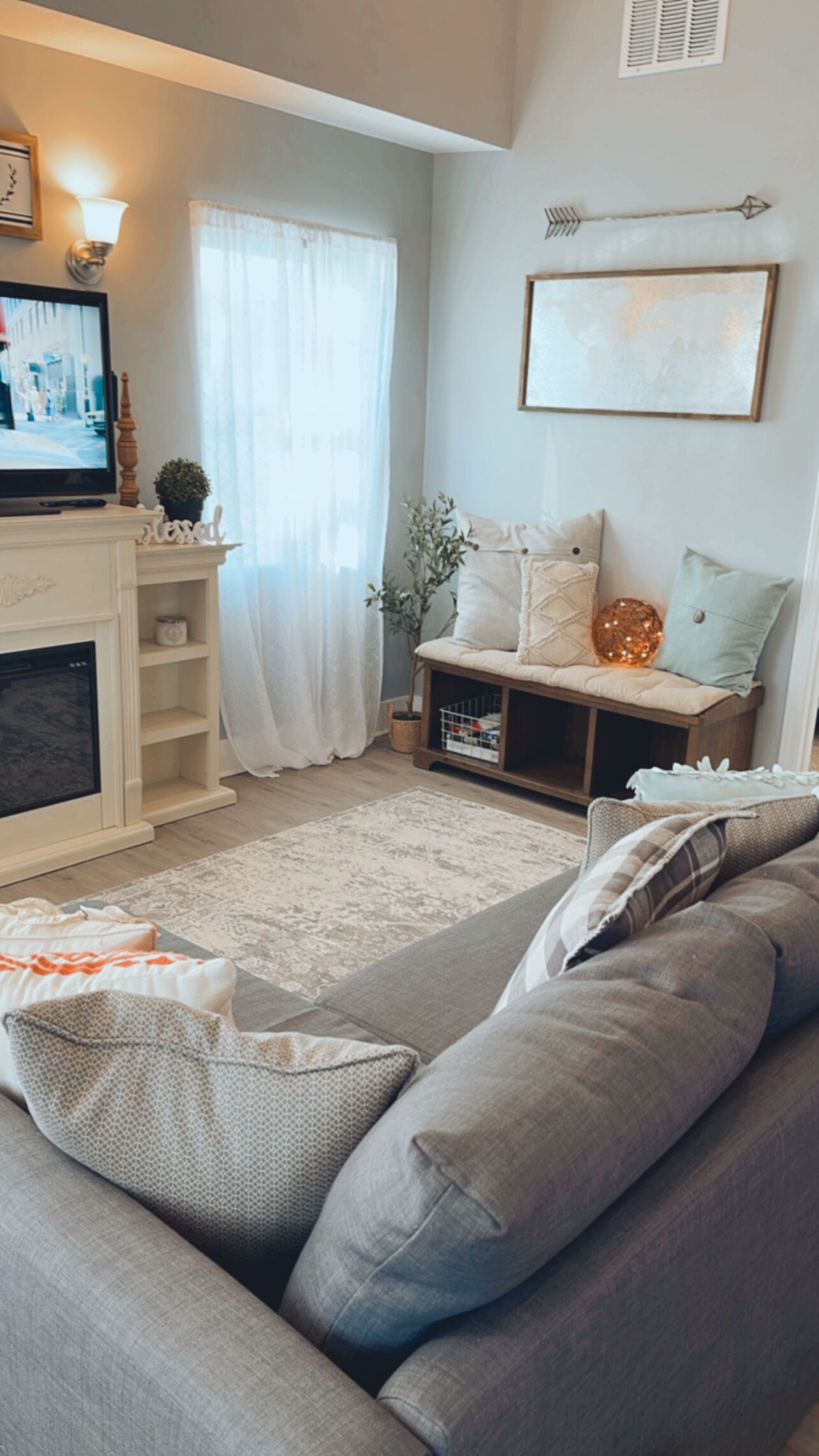 Una Smart TV, una chimenea