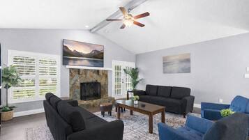 Smart TV, chimenea y monitor de computadora