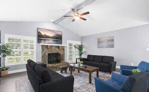 スマートテレビ、暖炉、PC モニター