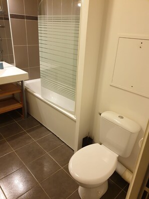 Shower, hair dryer, towels - Studio 'Near RER E' with Balcony (Rosny sous Bois)