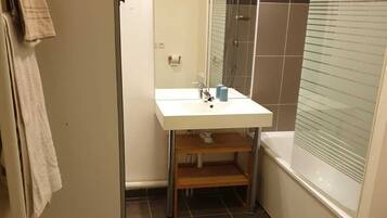 Douche, sĂšche-cheveux, serviettes fournies