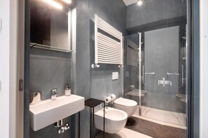 Shower, hair dryer, towels - Apartment 'Dimora Lierna' with Private Garden, Wi-Fi and Air Conditioning (Lecco)